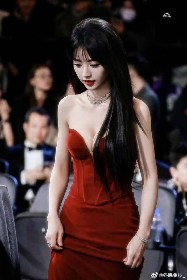 Mỹ nữ c&oacute; v&ograve;ng 1 g&acirc;y ch&uacute; &yacute; nhất Cbiz khiến kh&aacute;n giả &ldquo;thấy gh&ecirc;&rdquo; với h&igrave;nh ảnh mới- Ảnh 6.