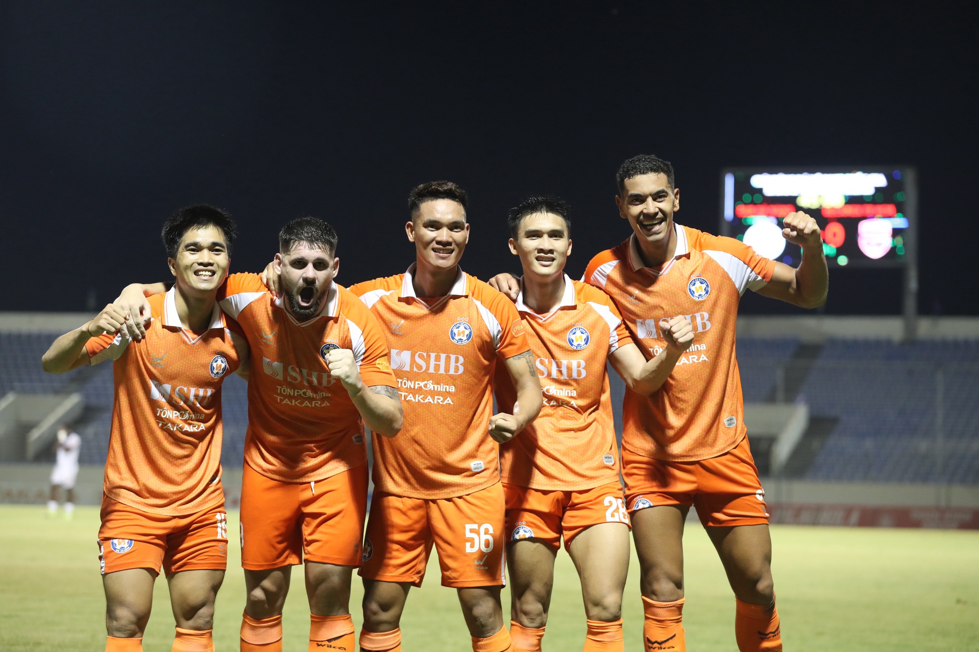 B&ugrave;i Tiến Dũng bế con đi xem V.League: Khoảnh khắc ấm &aacute;p của 2 cha con - Ảnh 7.