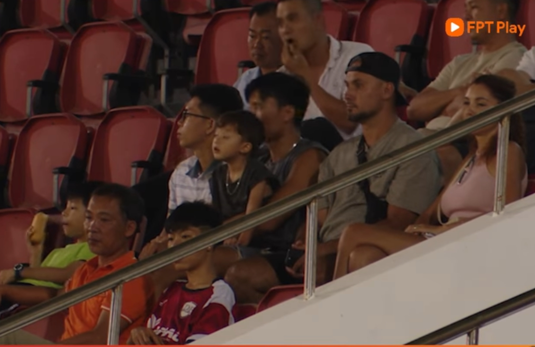 B&ugrave;i Tiến Dũng bế con đi xem V.League: Khoảnh khắc ấm &aacute;p của 2 cha con - Ảnh 1.