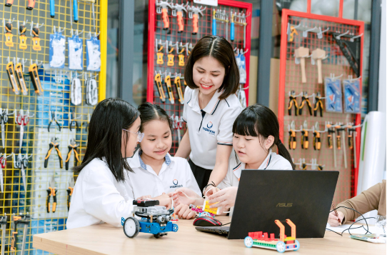 Bảng điểm kh&ocirc;ng phải l&agrave; duy nhất: gi&aacute;o dục cần hướng đến hạnh ph&uacute;c - Ảnh 1.