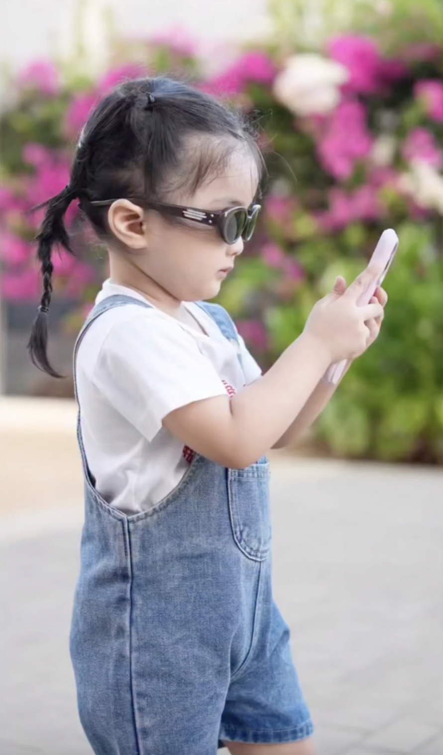 D&agrave;n cậu ấm c&ocirc; chi&ecirc;u Kh&aacute;nh Thi - Phan Hiển bơi lội rạng rỡ, Lisa tựa Chủ tịch nh&iacute; - Ảnh 7.