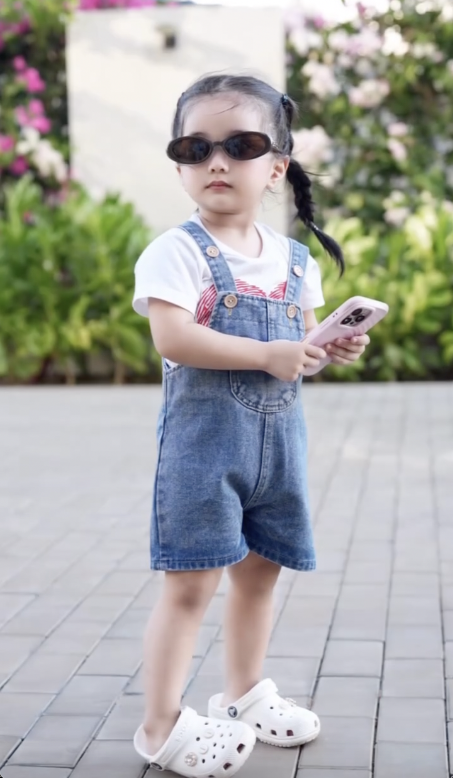 D&agrave;n cậu ấm c&ocirc; chi&ecirc;u Kh&aacute;nh Thi - Phan Hiển bơi lội rạng rỡ, Lisa tựa Chủ tịch nh&iacute; - Ảnh 6.