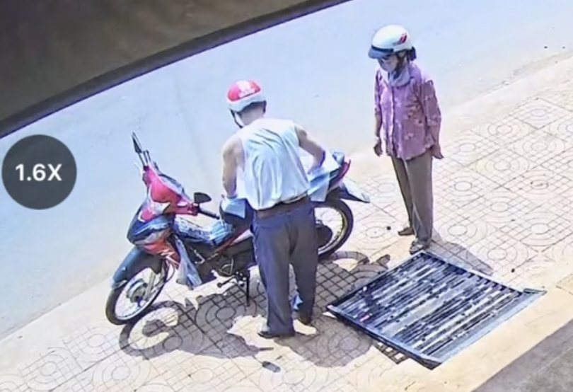 Cảnh chồng cởi &aacute;o l&oacute;t y&ecirc;n xe cho vợ: Khoảnh khắc t&igrave;nh y&ecirc;u đầy x&uacute;c động tại Đồng Nai - Ảnh 1.