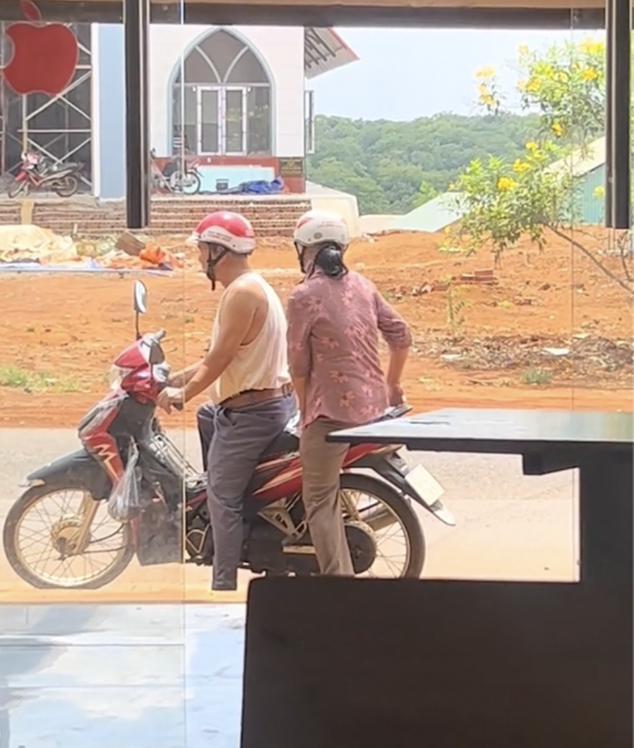 Cảnh chồng cởi &aacute;o l&oacute;t y&ecirc;n xe cho vợ: Khoảnh khắc t&igrave;nh y&ecirc;u đầy x&uacute;c động tại Đồng Nai - Ảnh 2.