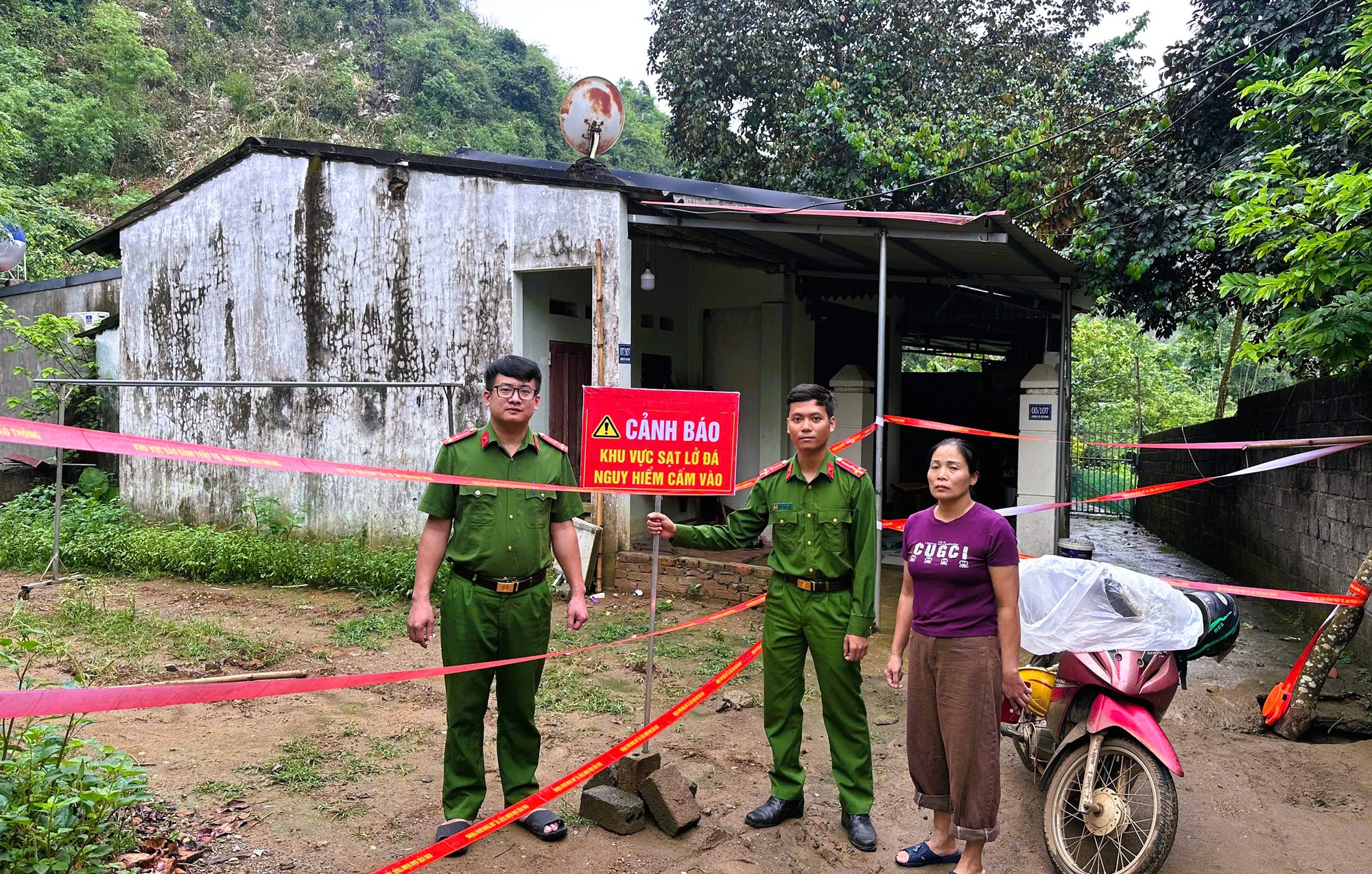 Tảng đ&aacute; sạt lở đ&egrave; bẹp nh&agrave; d&acirc;n ở thanh h&oacute;a , 3 mẹ con may mắn tho&aacute;t hiểm - Ảnh 3.