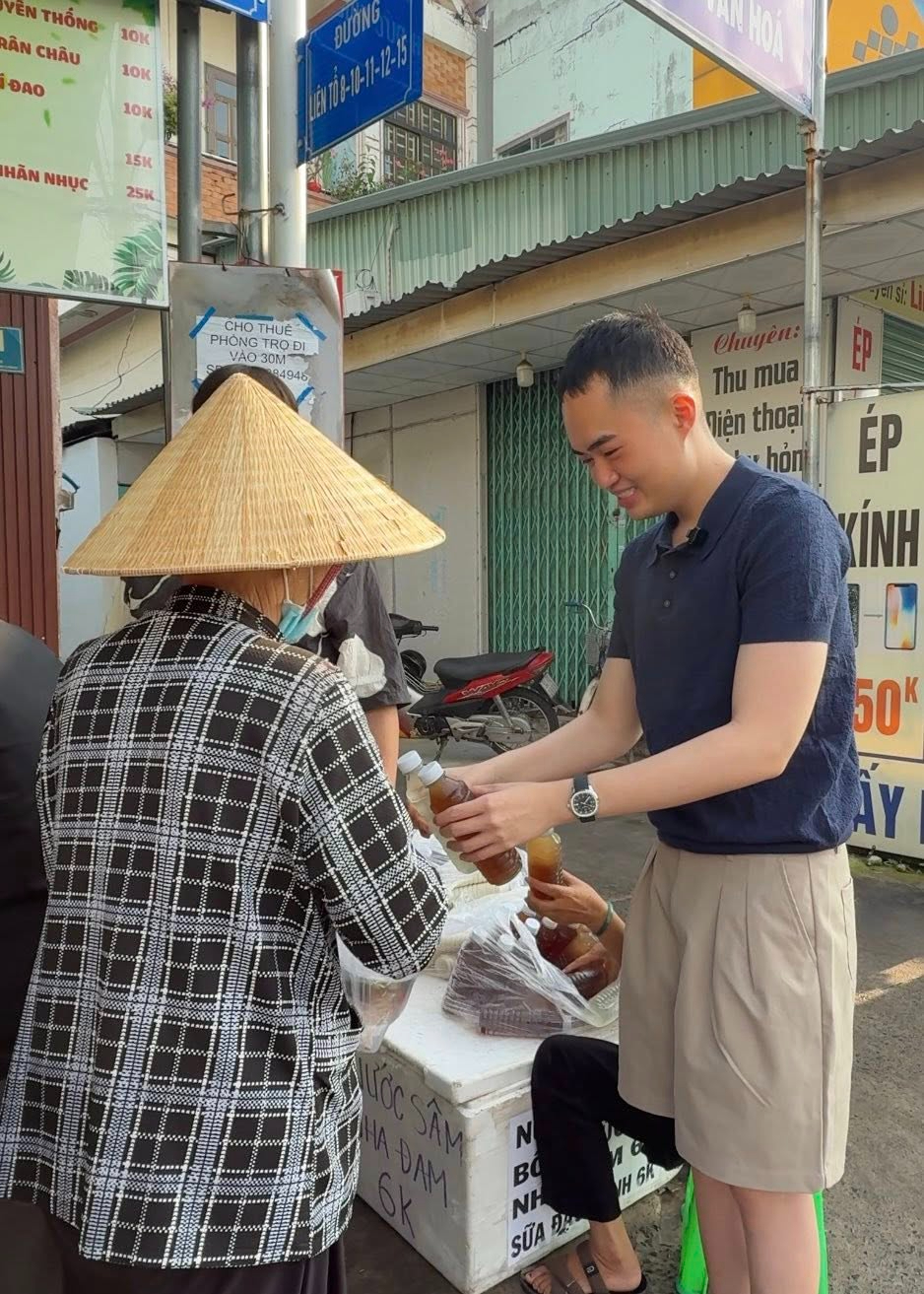 Kh&aacute;ch T&acirc;y đến Việt Nam, từ chối chụp ảnh với ch&agrave;ng trai t&igrave;nh cờ gặp ở g&aacute;nh h&agrave;ng rong: Biết ra danh t&iacute;nh th&igrave; bất ngờ - Ảnh 6.