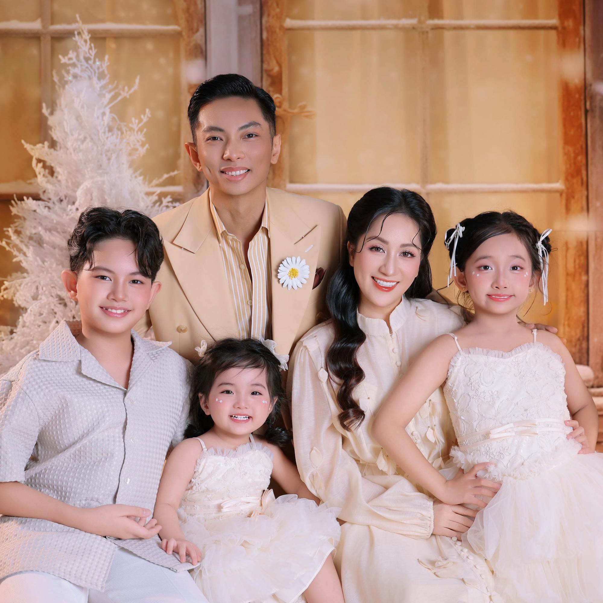 Tiểu thư H&agrave; th&agrave;nh v&agrave; thiếu gia S&agrave;i th&agrave;nh: H&agrave;nh tr&igrave;nh t&igrave;nh y&ecirc;u v&agrave; gia đ&igrave;nh hạnh ph&uacute;c - Ảnh 2.