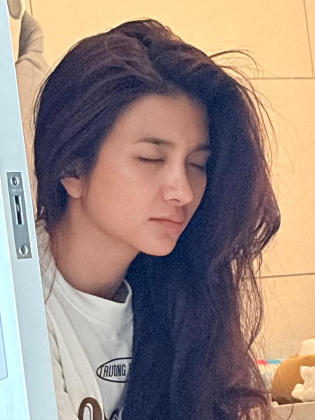 Ch&ugrave;m ảnh hiếm về mặt thật của mỹ nh&acirc;n Kim Tuyến được tiết lộ trong nh&oacute;m chat với người th&acirc;n cận- Ảnh 5.