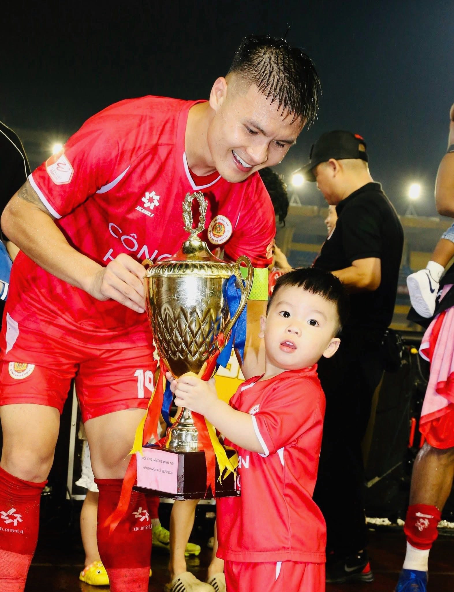 Cam thường của Chu Thanh Huyền: Mẹ bỉm xinh đẹp b&ecirc;n Quang Hải ăn mừng v&ocirc; địch V . League 2026 - Ảnh 3.