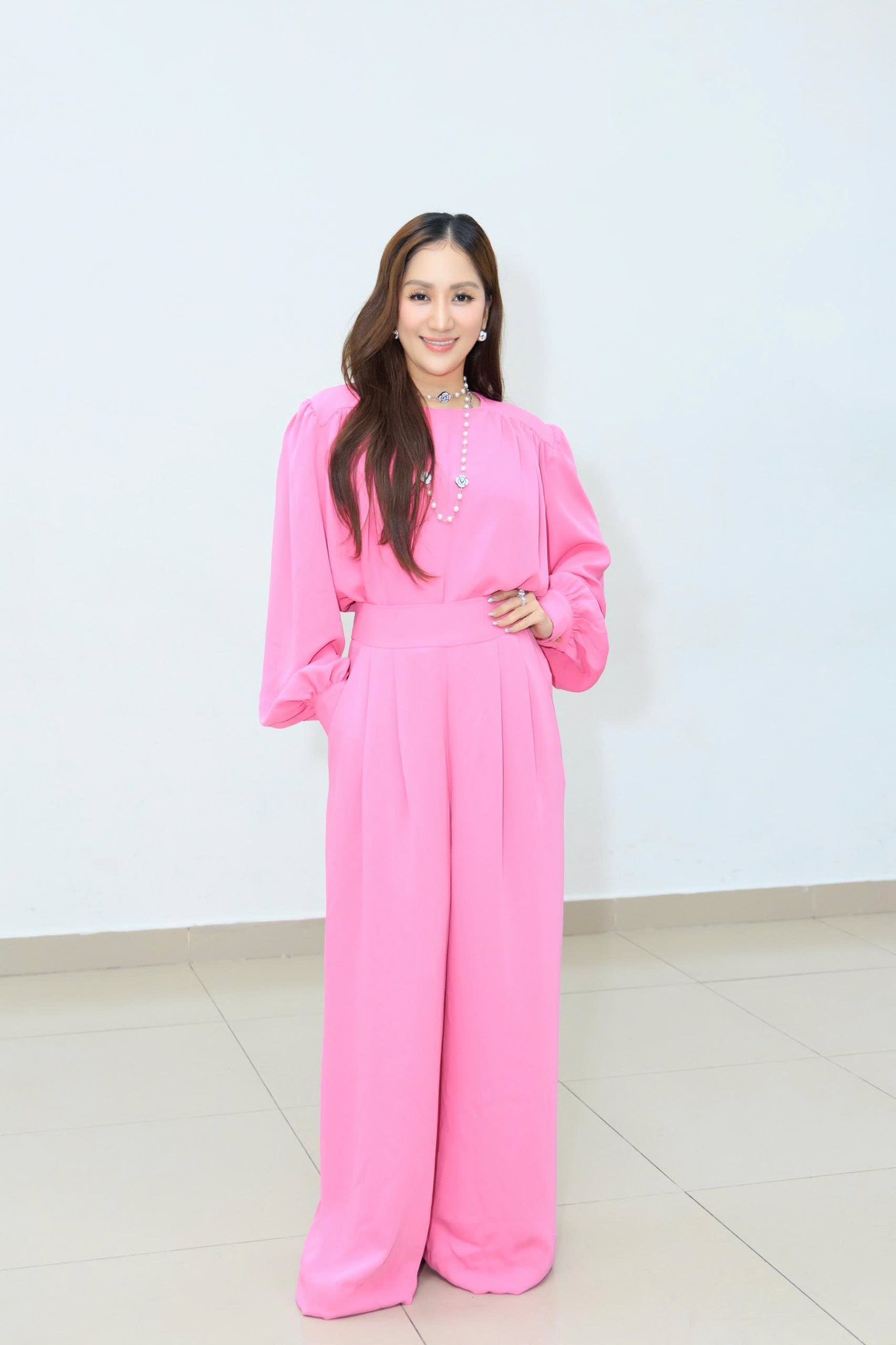 Kh&aacute;nh Thi l&atilde;o h&oacute;a ngược: Nhan sắc mẹ ba con rạng rỡ khi l&agrave;m gi&aacute;m khảo - Ảnh 6.