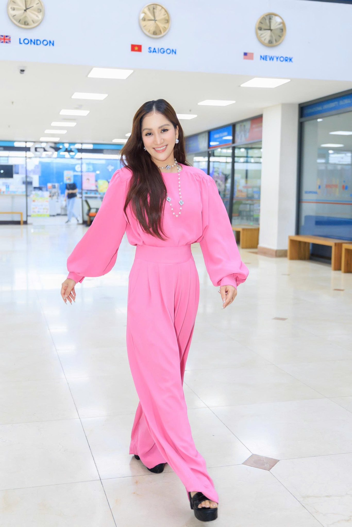Kh&aacute;nh Thi l&atilde;o h&oacute;a ngược: Nhan sắc mẹ ba con rạng rỡ khi l&agrave;m gi&aacute;m khảo - Ảnh 7.
