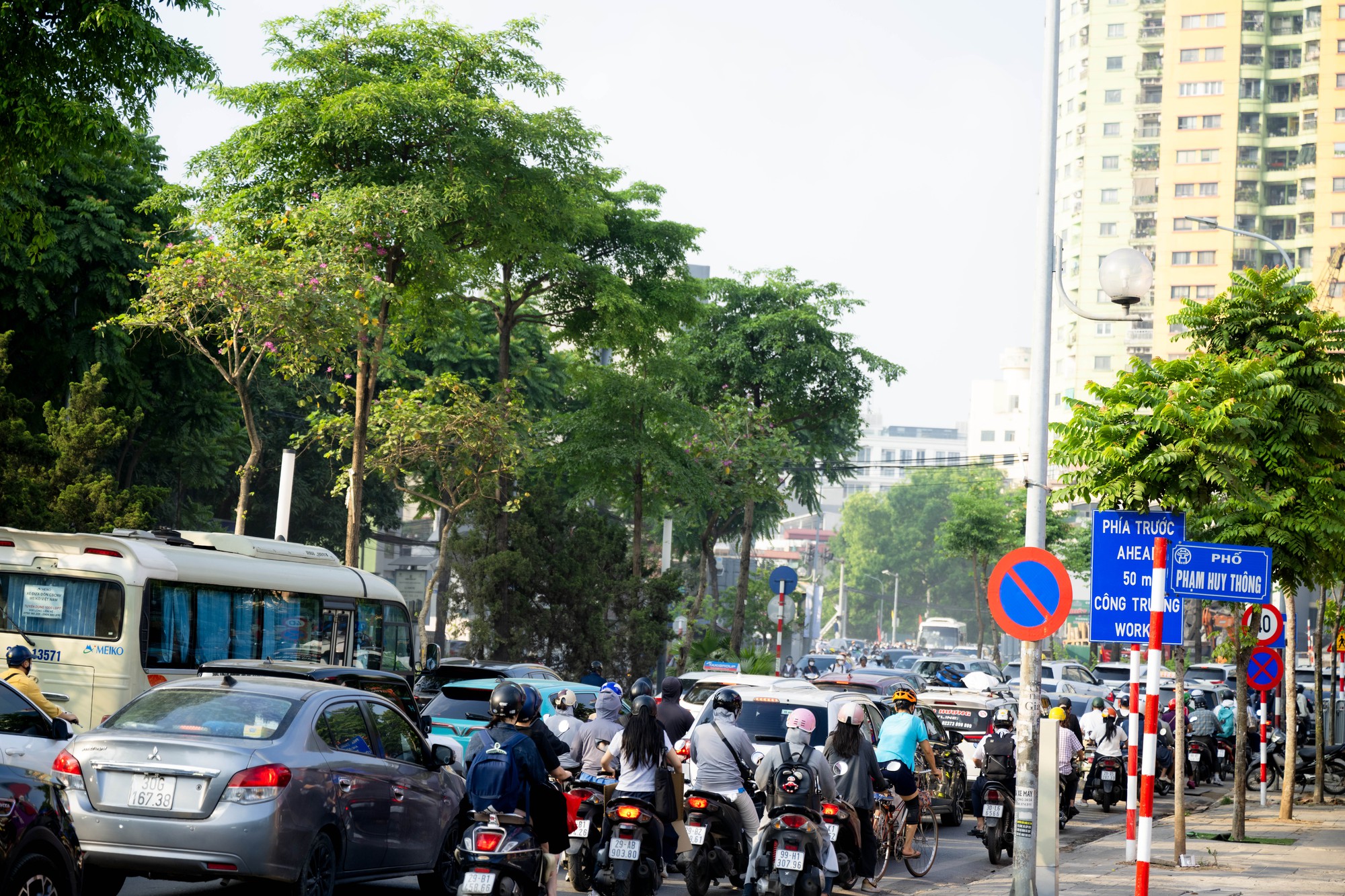 &Ugrave;n tắc giao th&ocirc;ng tại n&uacute;t giao La Th&agrave;nh - Nguyễn Ch&iacute; Thanh H&agrave; Nội s&aacute;ng 1 / 6 - Ảnh 9.