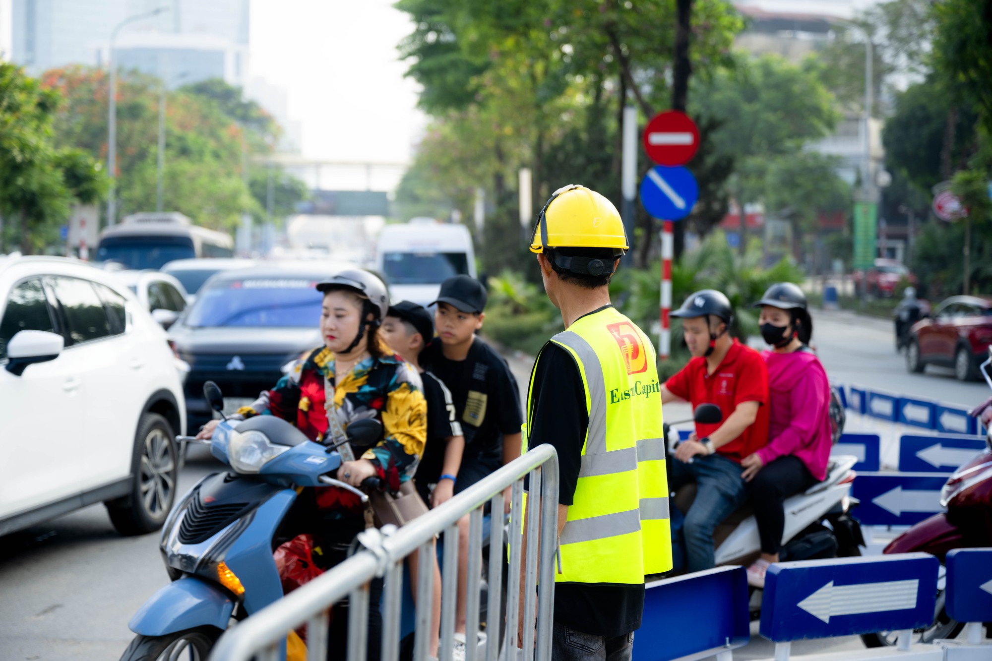 &Ugrave;n tắc giao th&ocirc;ng tại n&uacute;t giao La Th&agrave;nh - Nguyễn Ch&iacute; Thanh H&agrave; Nội s&aacute;ng 1 / 6 - Ảnh 14.