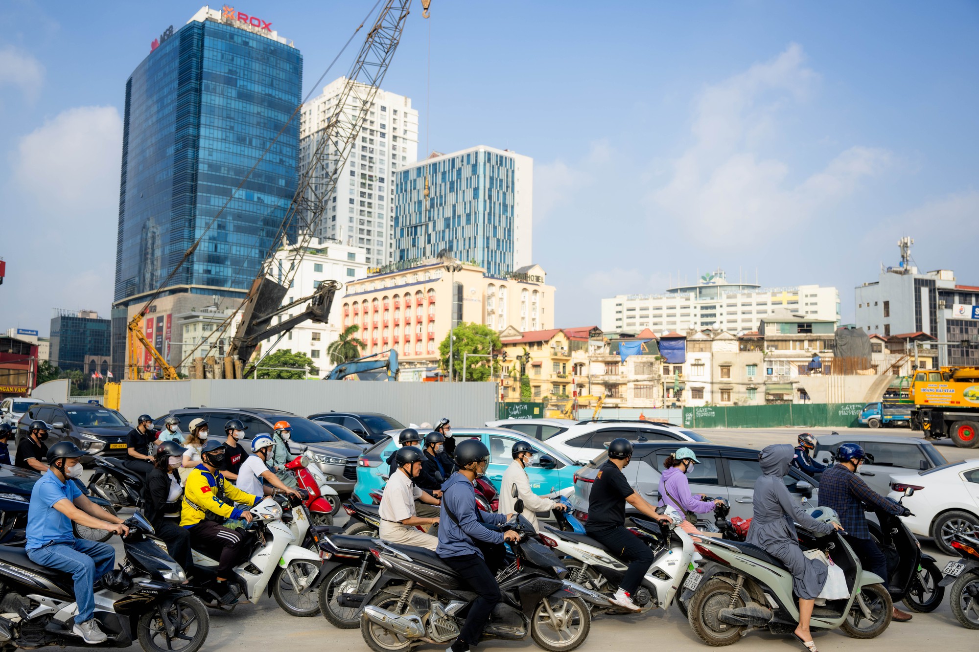 &Ugrave;n tắc giao th&ocirc;ng tại n&uacute;t giao La Th&agrave;nh - Nguyễn Ch&iacute; Thanh H&agrave; Nội s&aacute;ng 1 / 6 - Ảnh 11.