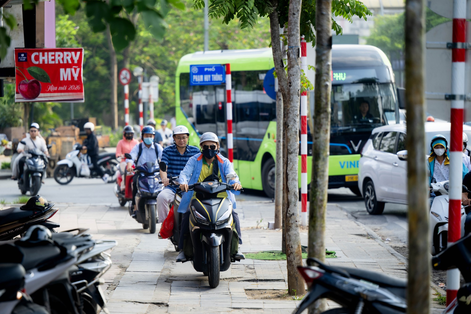 &Ugrave;n tắc giao th&ocirc;ng tại n&uacute;t giao La Th&agrave;nh - Nguyễn Ch&iacute; Thanh H&agrave; Nội s&aacute;ng 1 / 6 - Ảnh 3.