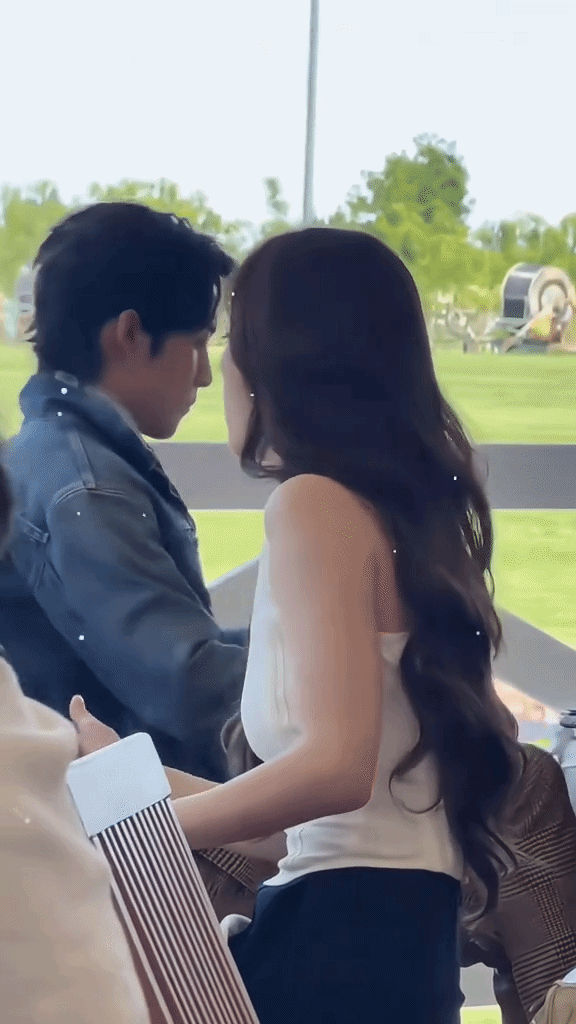 Đối thủ của Kim Ji Won ngồi uống nước cũng sang, 17 năm kh&iacute; chất người gi&agrave;u chưa bao giờ giảm - Ảnh 5.