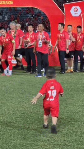 Quang Hải v&agrave; con trai Lido hạnh ph&uacute;c Trong ng&agrave;y nhận huy chương v&ocirc; địch V.League 2026 - Ảnh 1.