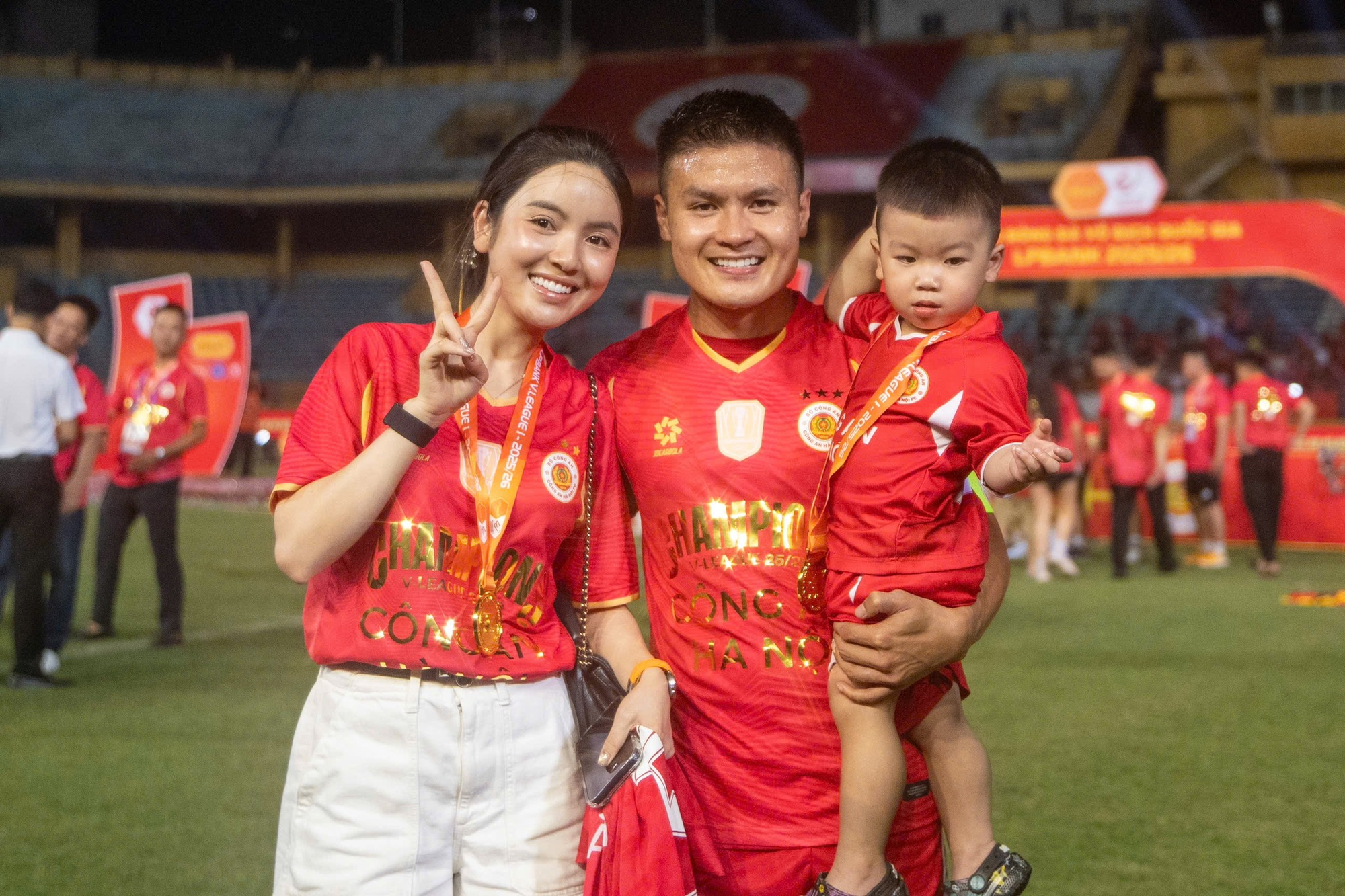 Quang Hải v&agrave; con trai Lido hạnh ph&uacute;c Trong ng&agrave;y nhận huy chương v&ocirc; địch V.League 2026 - Ảnh 2.