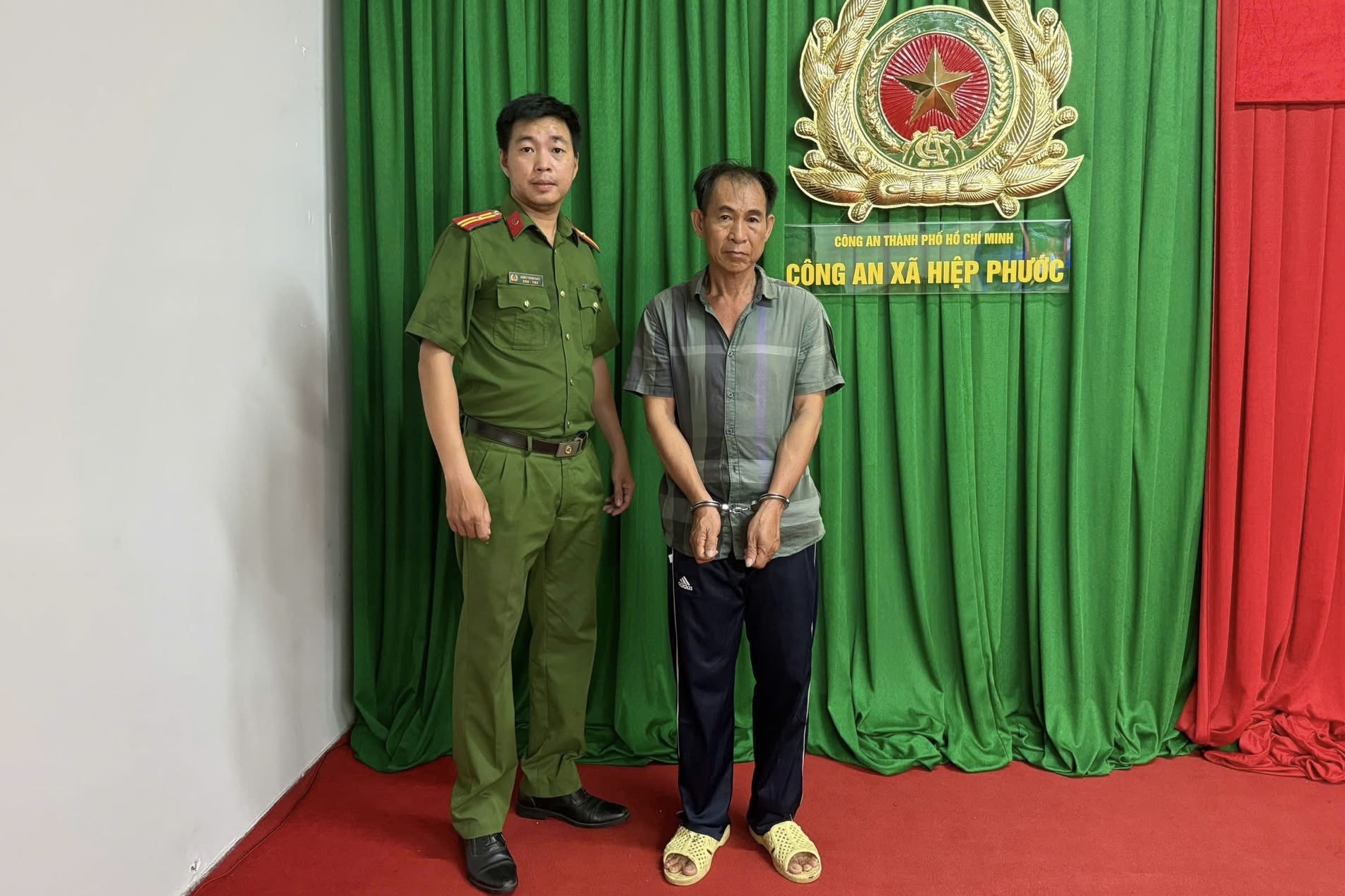 TPHCM: Trộm điện thọai tr&ecirc;n t&agrave;u tại s&ocirc;ng S&ograve;ai Rạp , nghi can bị c&ocirc;ng an bắt giữ - Ảnh 1.