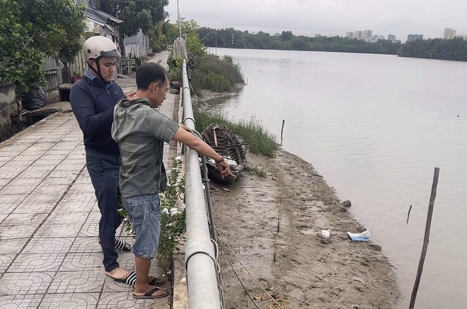 TPHCM: Trộm điện thọai tr&ecirc;n t&agrave;u tại s&ocirc;ng S&ograve;ai Rạp , nghi can bị c&ocirc;ng an bắt giữ - Ảnh 2.