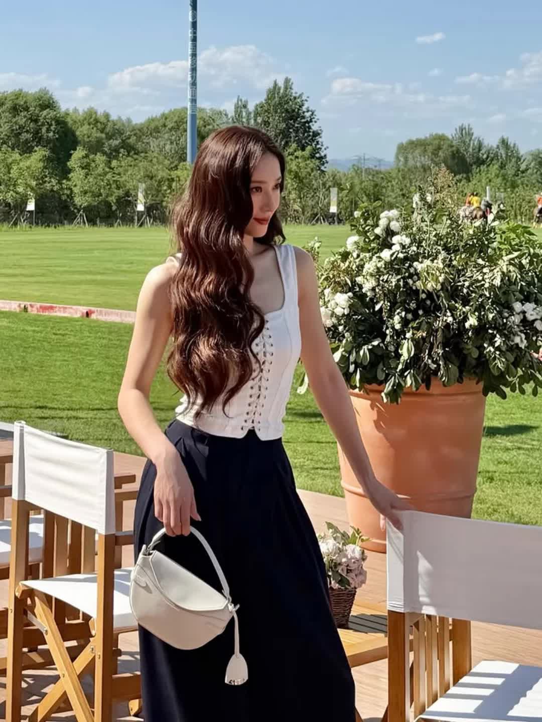 Đối thủ của Kim Ji Won ngồi uống nước cũng sang, 17 năm kh&iacute; chất người gi&agrave;u chưa bao giờ giảm - Ảnh 3.