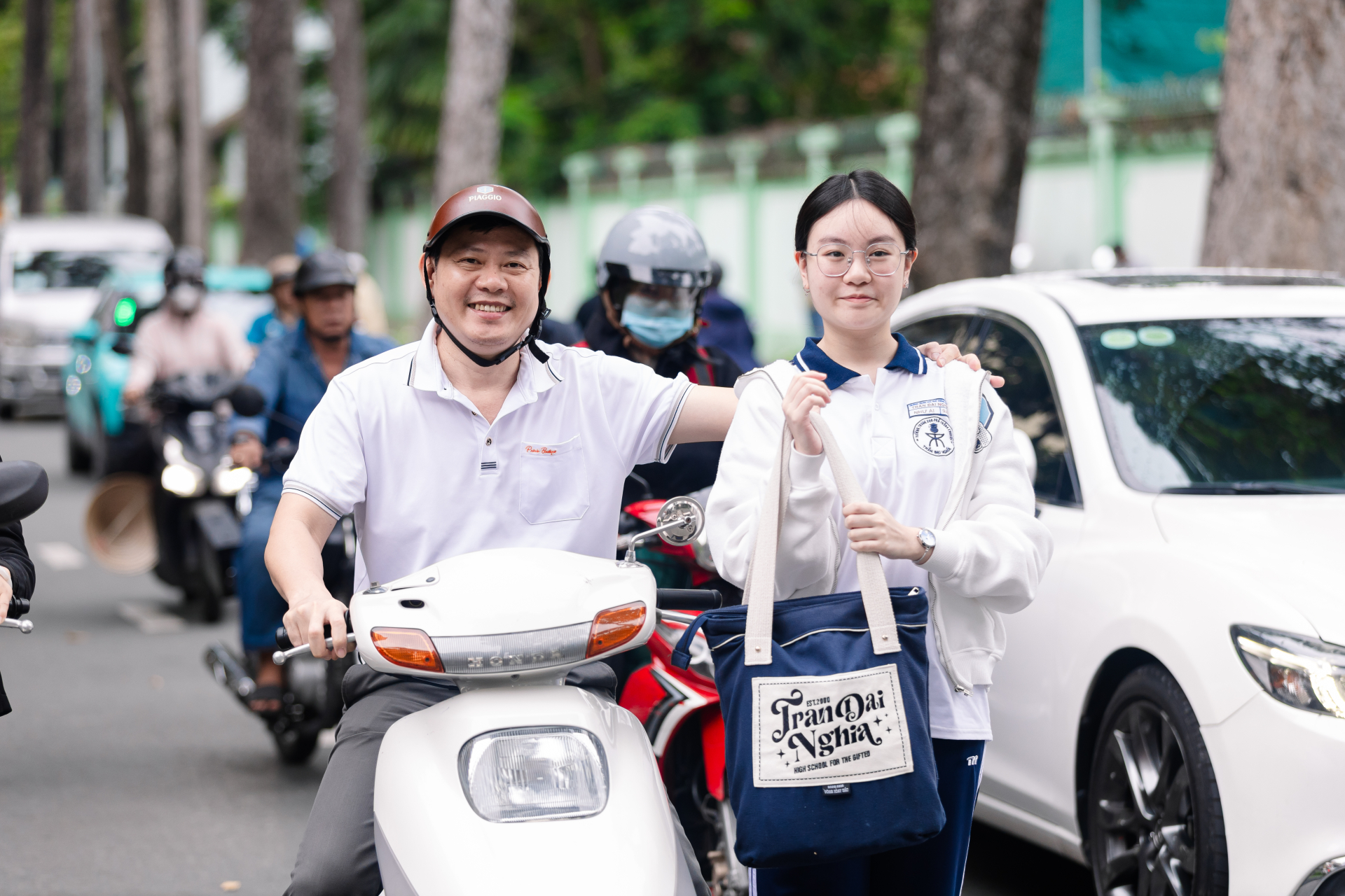 Thi v&agrave;o lớp 10 TP.HCM buổi đầu ti&ecirc;n: Ch&iacute;nh thức hết giờ l&agrave;m b&agrave;i! - Ảnh 12.