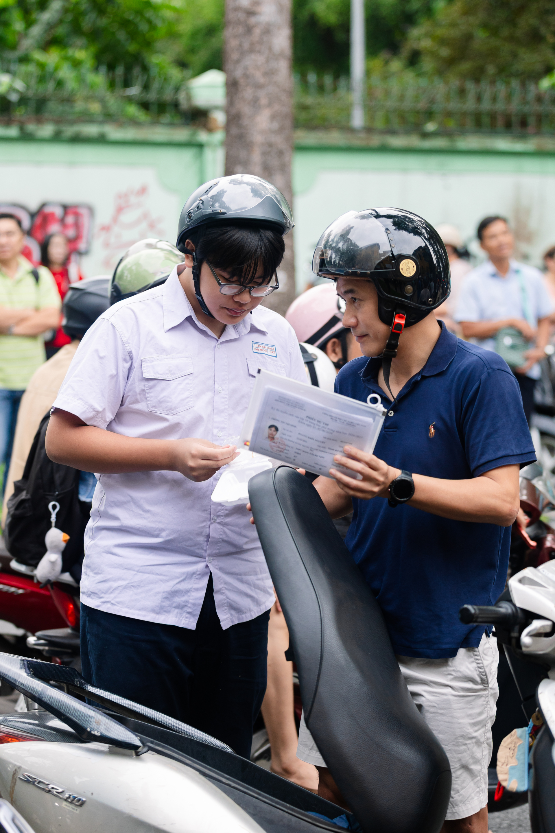 Thi v&agrave;o lớp 10 TP.HCM buổi đầu ti&ecirc;n: Ch&iacute;nh thức hết giờ l&agrave;m b&agrave;i! - Ảnh 9.