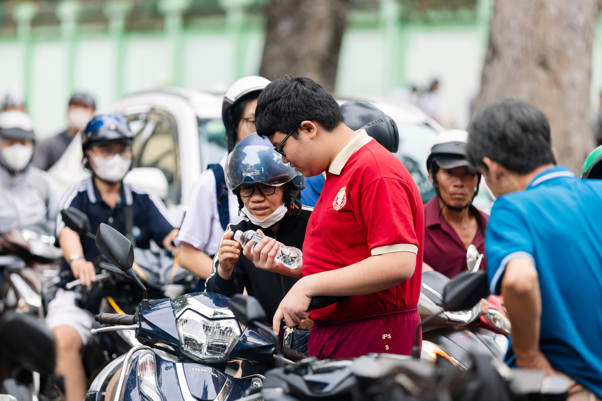 Thi v&agrave;o lớp 10 TP.HCM buổi đầu ti&ecirc;n: Ch&iacute;nh thức hết giờ l&agrave;m b&agrave;i! - Ảnh 11.
