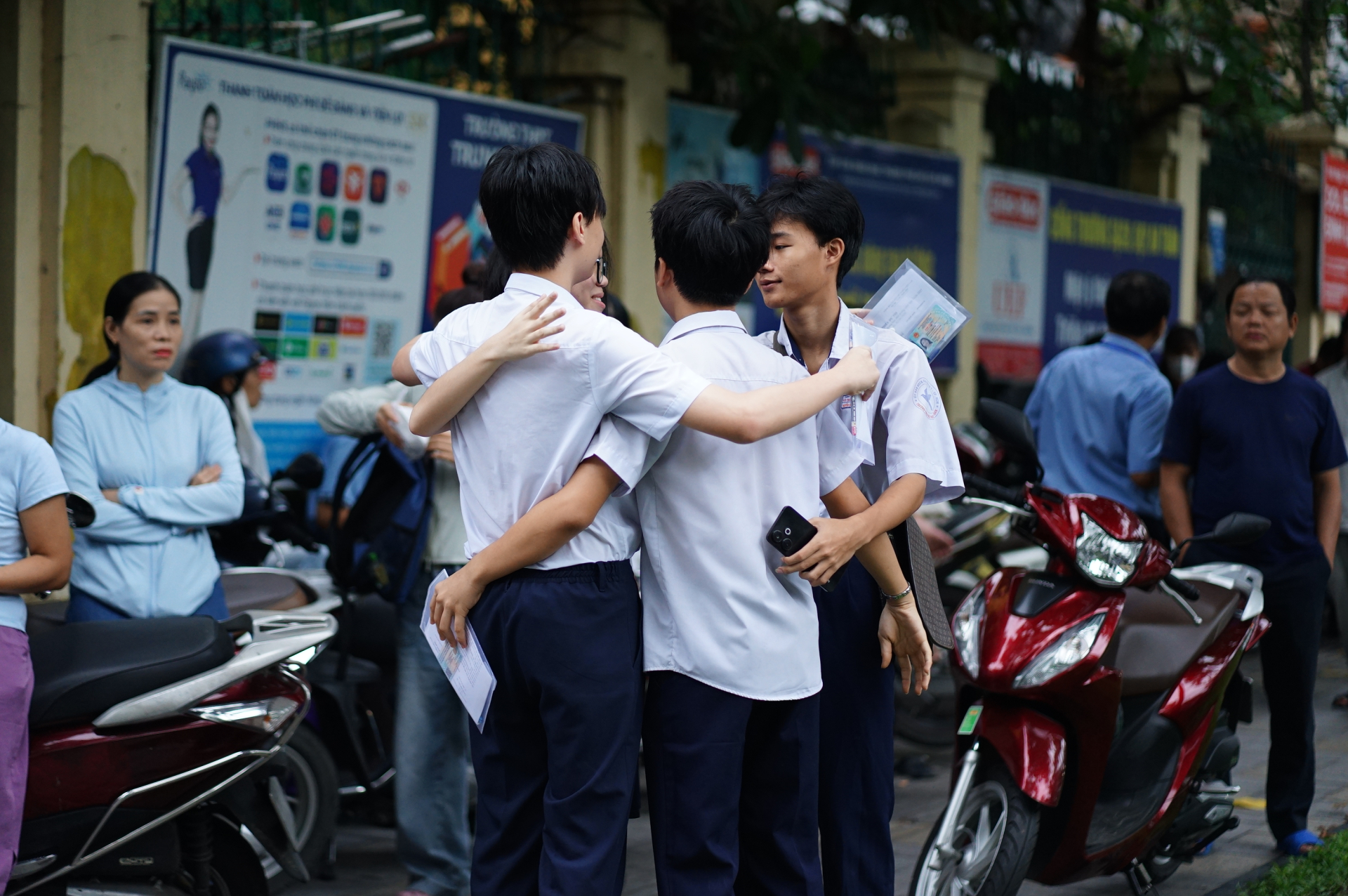 Thi v&agrave;o lớp 10 TP.HCM buổi đầu ti&ecirc;n: Ch&iacute;nh thức hết giờ l&agrave;m b&agrave;i! - Ảnh 19.