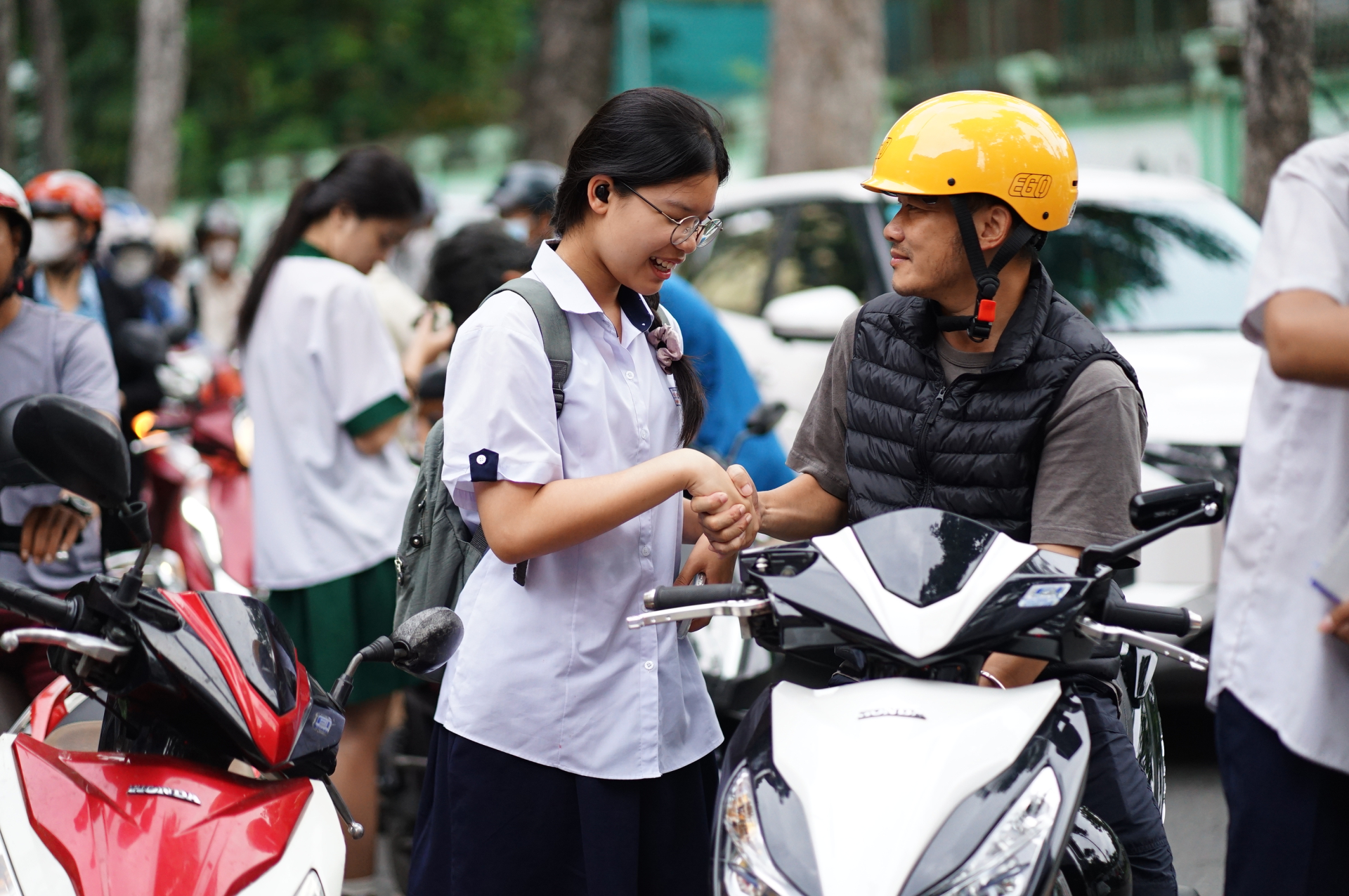 Thi v&agrave;o lớp 10 TP.HCM buổi đầu ti&ecirc;n: Ch&iacute;nh thức hết giờ l&agrave;m b&agrave;i! - Ảnh 18.