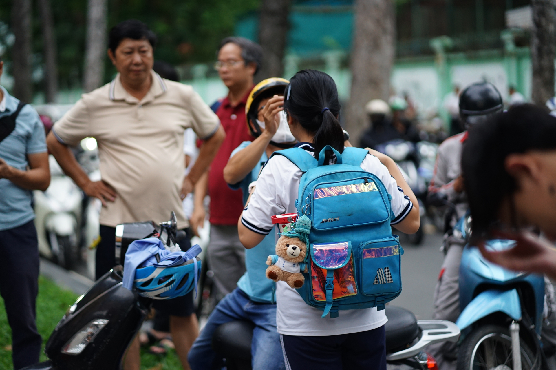 Thi v&agrave;o lớp 10 TP.HCM buổi đầu ti&ecirc;n: Ch&iacute;nh thức hết giờ l&agrave;m b&agrave;i! - Ảnh 16.