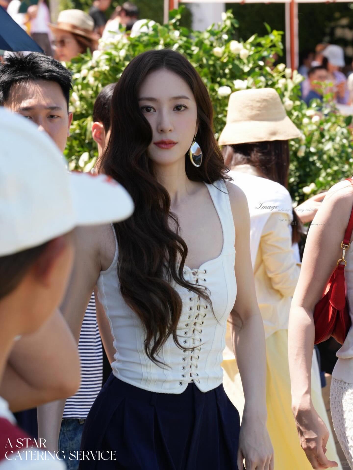 Đối thủ của Kim Ji Won ngồi uống nước cũng sang, 17 năm kh&iacute; chất người gi&agrave;u chưa bao giờ giảm - Ảnh 4.
