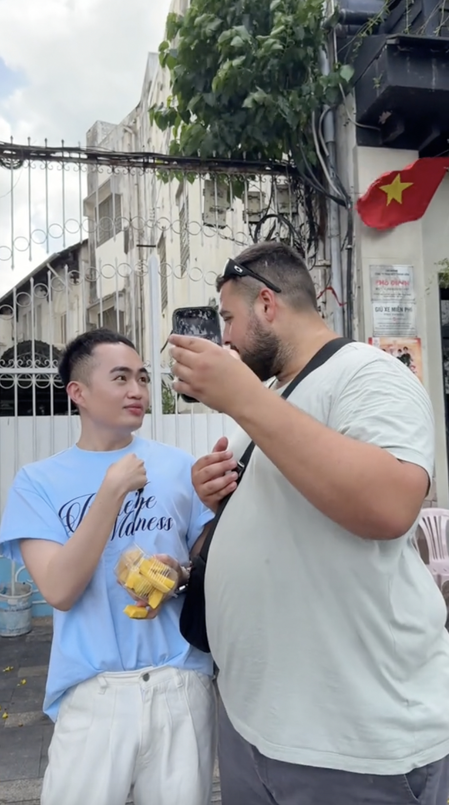 Kh&aacute;ch T&acirc;y đến Việt Nam, từ chối chụp ảnh với ch&agrave;ng trai t&igrave;nh cờ gặp ở g&aacute;nh h&agrave;ng rong: Biết ra danh t&iacute;nh th&igrave; bất ngờ - Ảnh 1.