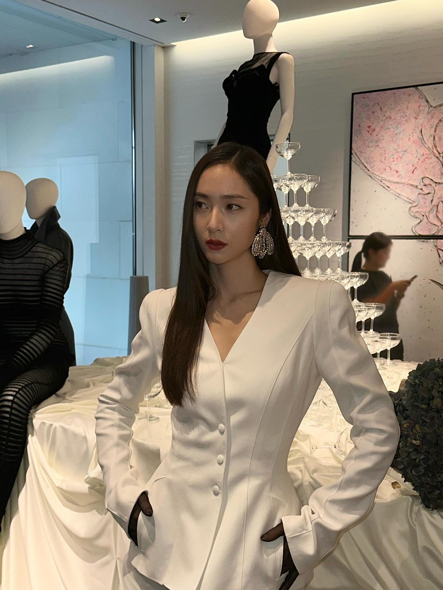 Đối thủ của Kim Ji Won ngồi uống nước cũng sang, 17 năm kh&iacute; chất người gi&agrave;u chưa bao giờ giảm - Ảnh 8.