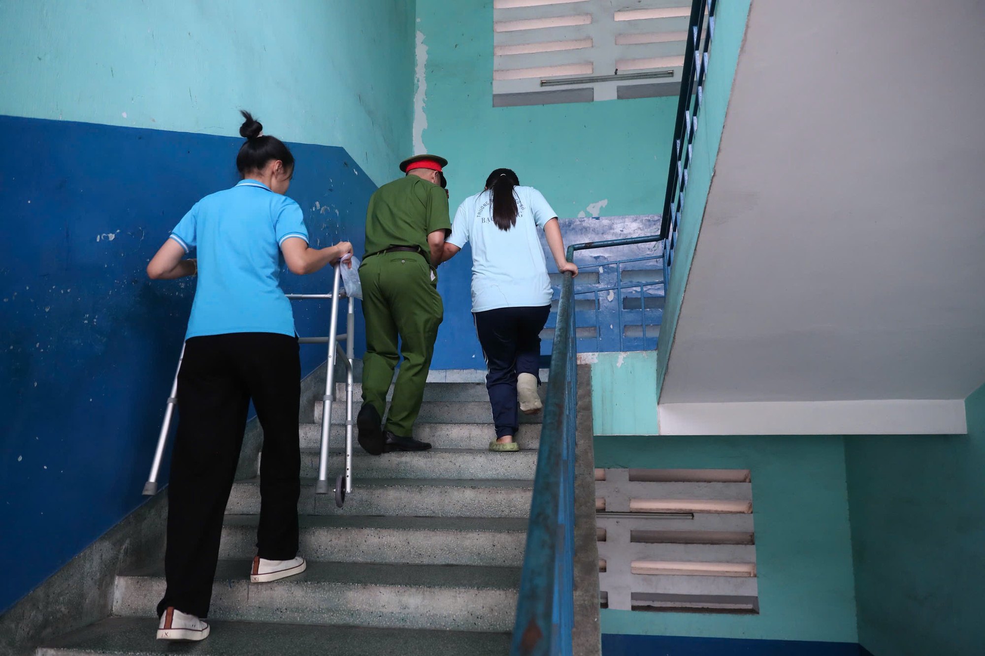 Những khoảnh khắc đẹp trong ng&agrave;y thi lớp 10 ở TPHCM - Ảnh 1.