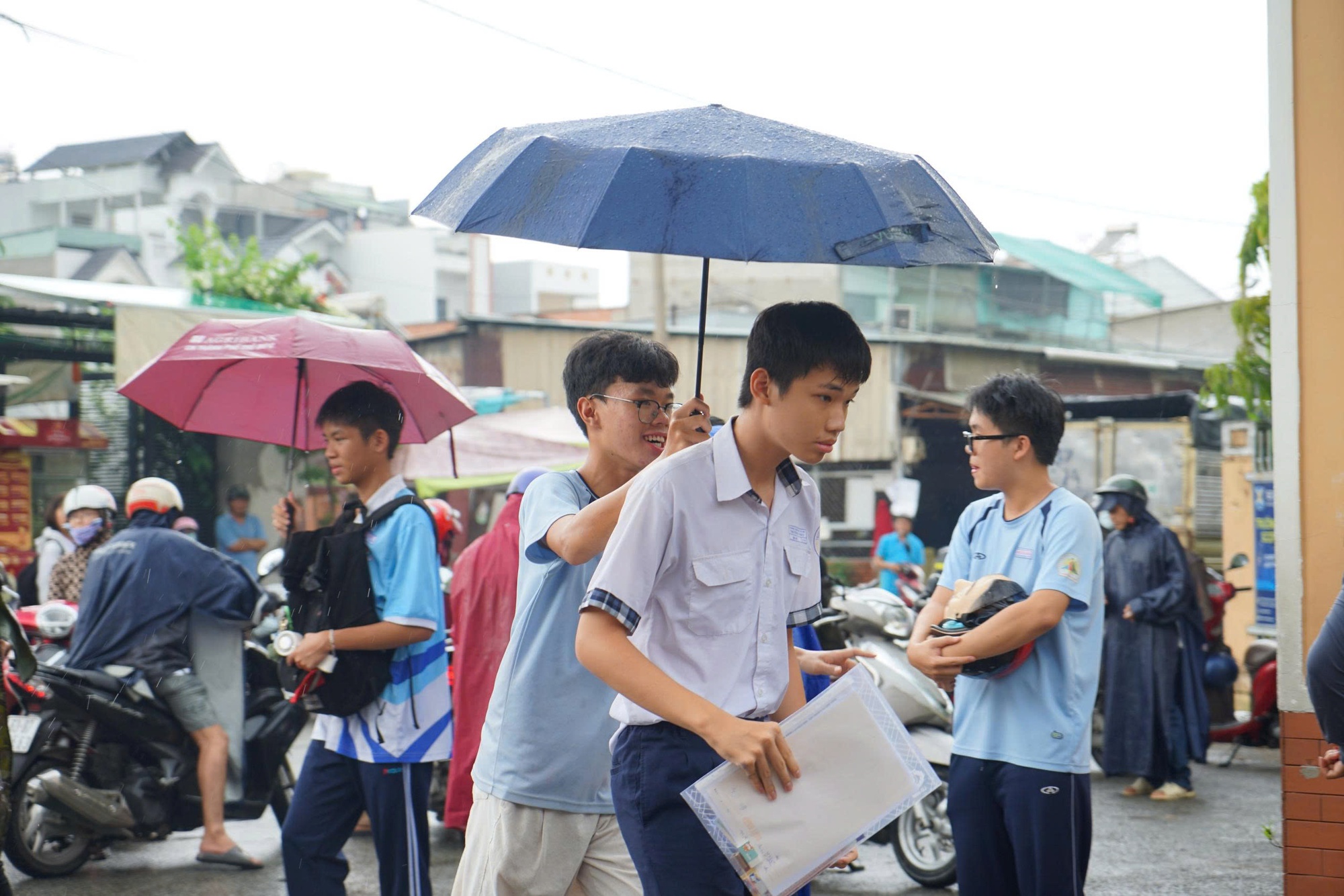 Mưa bất chợt, học sinh vẫn đội mưa tiếp sức thí sinh - Ảnh 3.