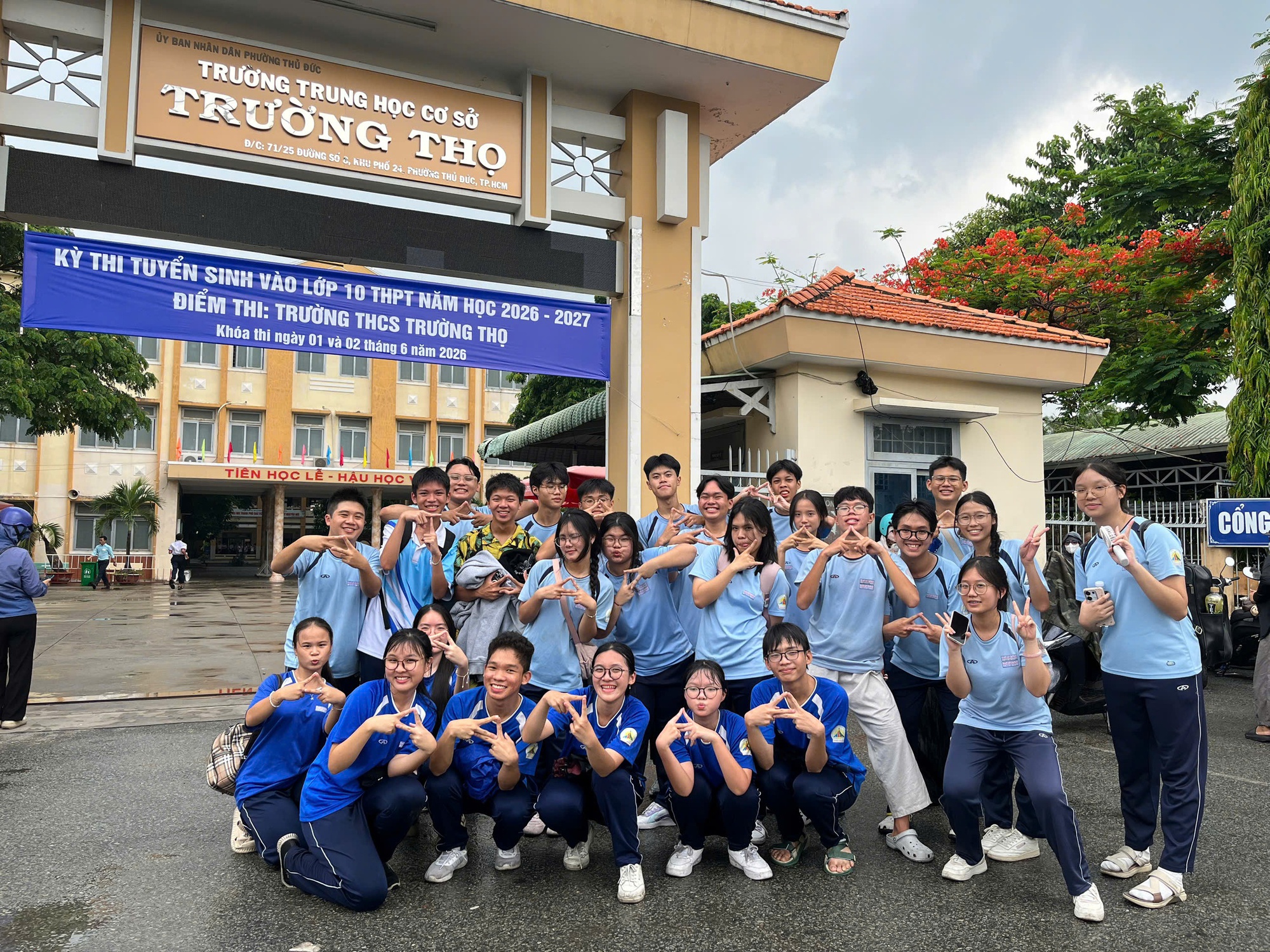 Mưa bất chợt, học sinh vẫn đội mưa tiếp sức thí sinh - Ảnh 5.