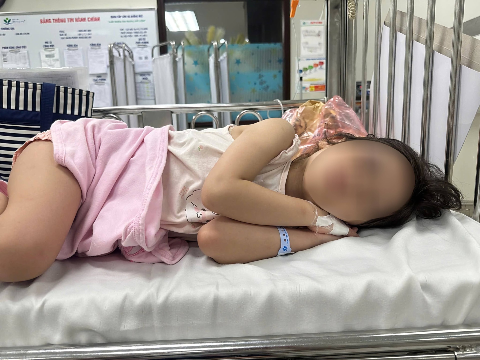 Đ&atilde; t&igrave;m được gia đ&igrave;nh b&eacute; trai đẩy ng&atilde; b&eacute; g&aacute;i từ cầu trượt tại H&agrave; Nội - Ảnh 1.