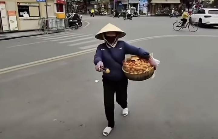 X&aacute;c minh vụ du kh&aacute;ch nước ng&ograve;ai bị 'chặt ch&eacute;m' 430.000 đồng khi mua 10 b&aacute;nh r&aacute;n - Ảnh 1.