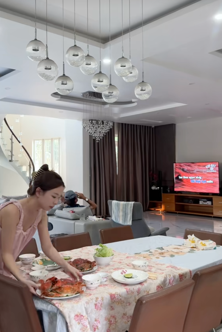 Lấy chồng c&aacute;ch nh&agrave; 200km m&agrave; sướng như n&agrave;y: Con d&acirc;u được mẹ chồng U70 y&ecirc;u chiều như con g&aacute;i, c&ograve;n cho tiền đi shopping 