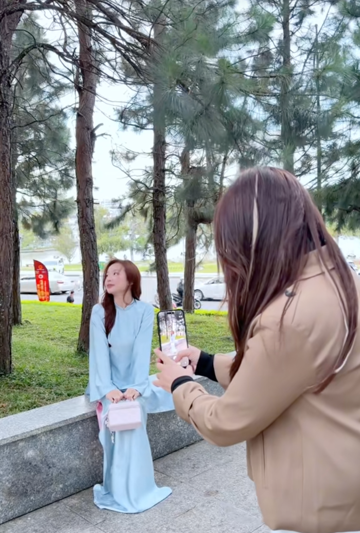 Lấy chồng c&aacute;ch nh&agrave; 200km m&agrave; sướng như n&agrave;y: Con d&acirc;u được mẹ chồng U70 y&ecirc;u chiều như con g&aacute;i, c&ograve;n cho tiền đi shopping 