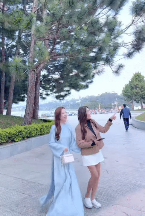 Lấy chồng c&aacute;ch nh&agrave; 200km m&agrave; sướng như n&agrave;y: Con d&acirc;u được mẹ chồng U70 y&ecirc;u chiều như con g&aacute;i, c&ograve;n cho tiền đi shopping 