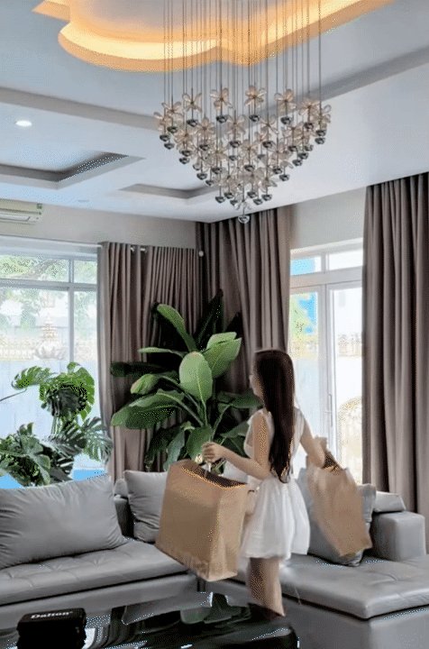 Lấy chồng c&aacute;ch nh&agrave; 200km m&agrave; sướng như n&agrave;y: Con d&acirc;u được mẹ chồng U70 y&ecirc;u chiều như con g&aacute;i, c&ograve;n cho tiền đi shopping 