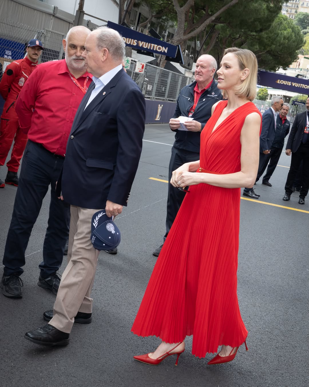 Vương phi Charl&egrave;ne diện v&aacute;y đỏ rực thăm l&iacute;nh cứu hỏa Monaco trong Grand Prix 2026 - Ảnh 1.