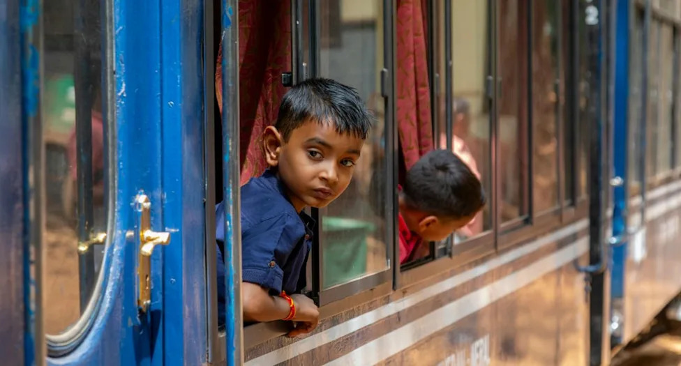 C&acirc;u chuyện cảm động về mẹ v&agrave; b&eacute;: Saroo t&igrave;m về qu&ecirc; hương sau 25 năm - Ảnh 1.