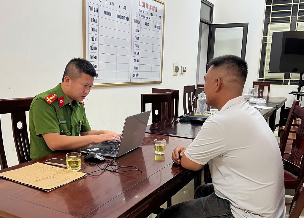 Vụ b&eacute; trai 10 tuổi bị bạo h&agrave;nh: Lời khai g&acirc;y sốc từ bố đẻ Tại Nghệ An - Ảnh 1.