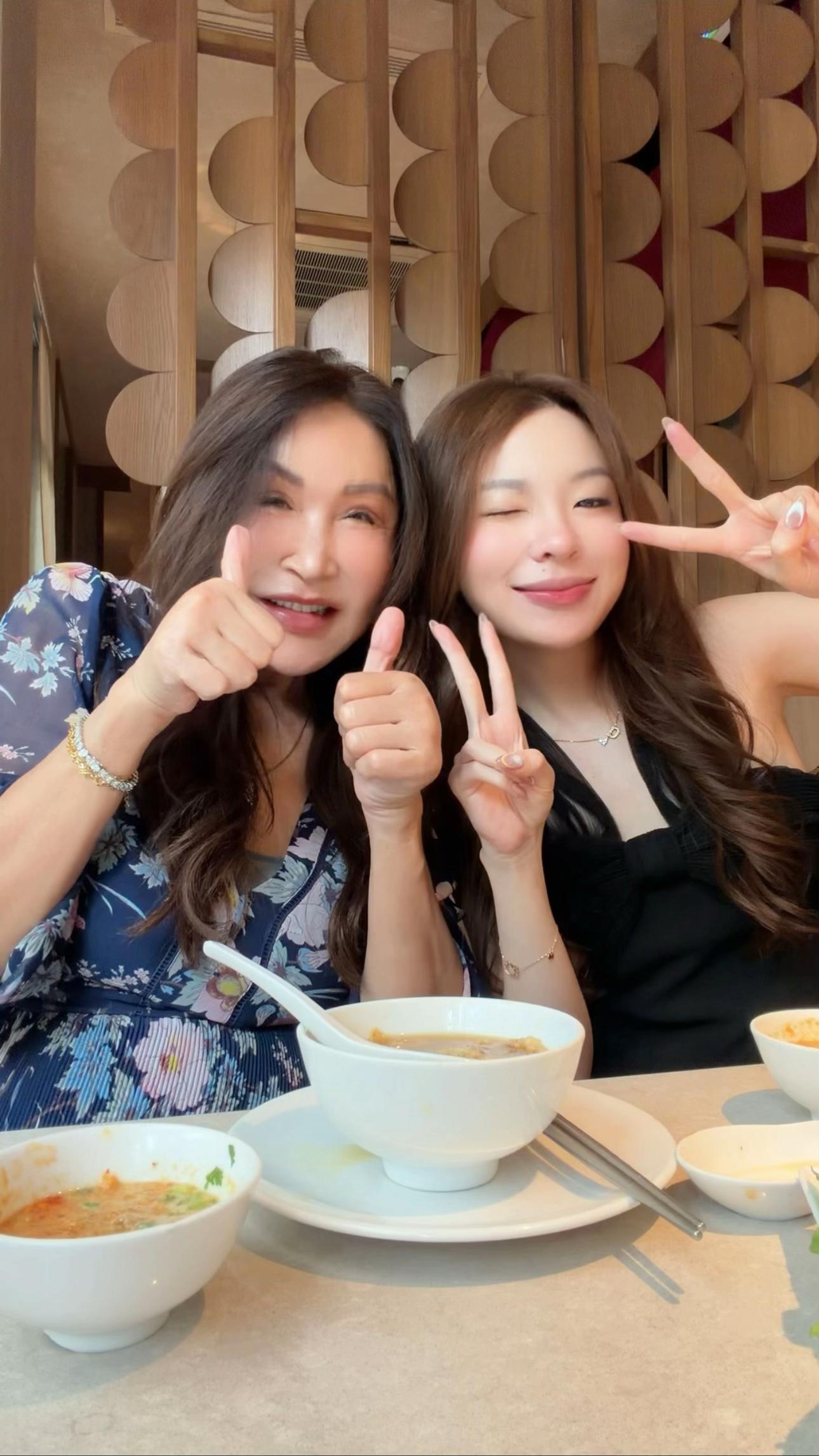 Lấy chồng c&aacute;ch nh&agrave; 200km m&agrave; sướng như n&agrave;y: Con d&acirc;u được mẹ chồng U70 y&ecirc;u chiều như con g&aacute;i, c&ograve;n cho tiền đi shopping 