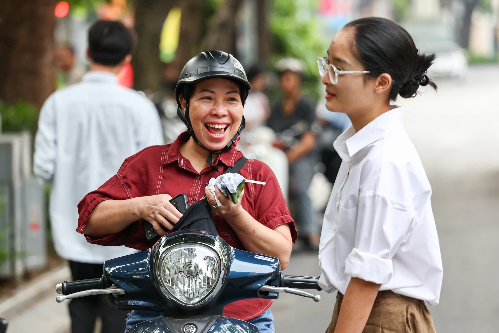 Người cha l&agrave;m &ldquo;đ&ocirc;i ch&acirc;n&rdquo; đưa con đến ph&ograve;ng thi tốt nghiệp THPT 2026 - Ảnh 3.