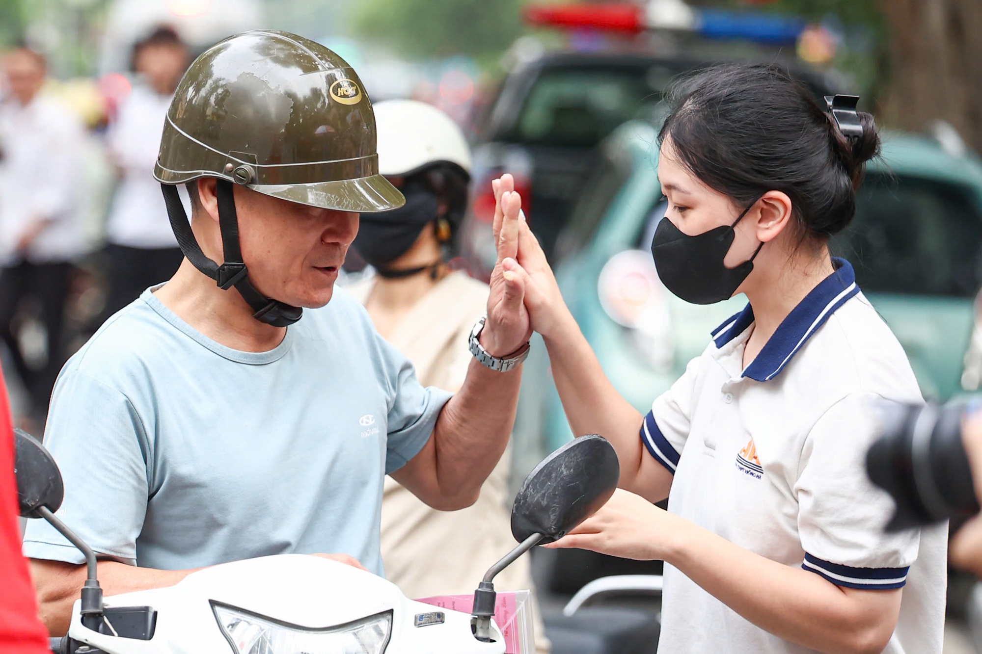 Người cha l&agrave;m &ldquo;đ&ocirc;i ch&acirc;n&rdquo; đưa con đến ph&ograve;ng thi tốt nghiệp THPT 2026 - Ảnh 2.
