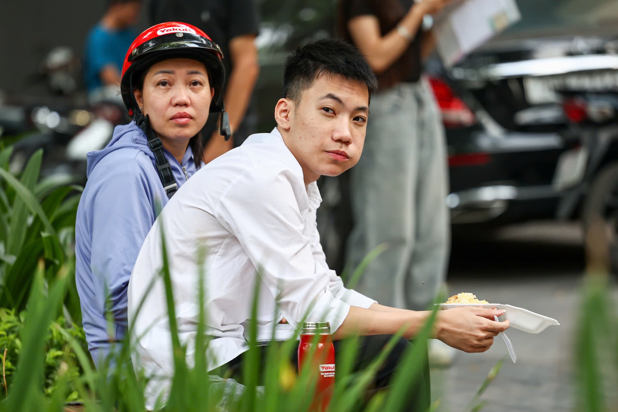 Người cha l&agrave;m &ldquo;đ&ocirc;i ch&acirc;n&rdquo; đưa con đến ph&ograve;ng thi tốt nghiệp THPT 2026 - Ảnh 4.